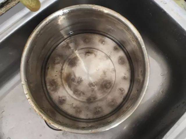 家里的不锈钢锅永久了难免会出现一些难以清除的黑色污垢.