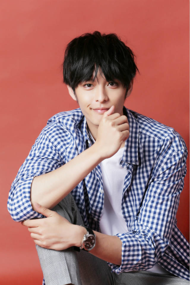 曹佑宁最新大片曝光 清新治愈尽显暖萌气质