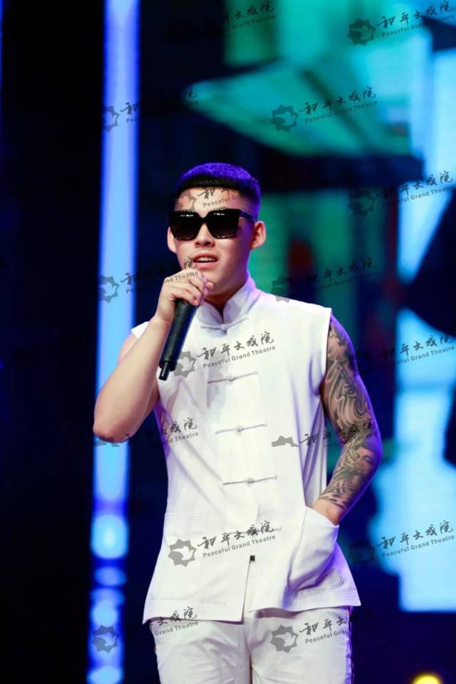 因为,四平青年主演之一,超级网红阿厦来到剧场,带来了一场让观众狂热