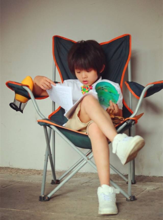 虽说张艺瀚的年龄只有8岁,但其演技却早已得到了众多明星的认可,而在