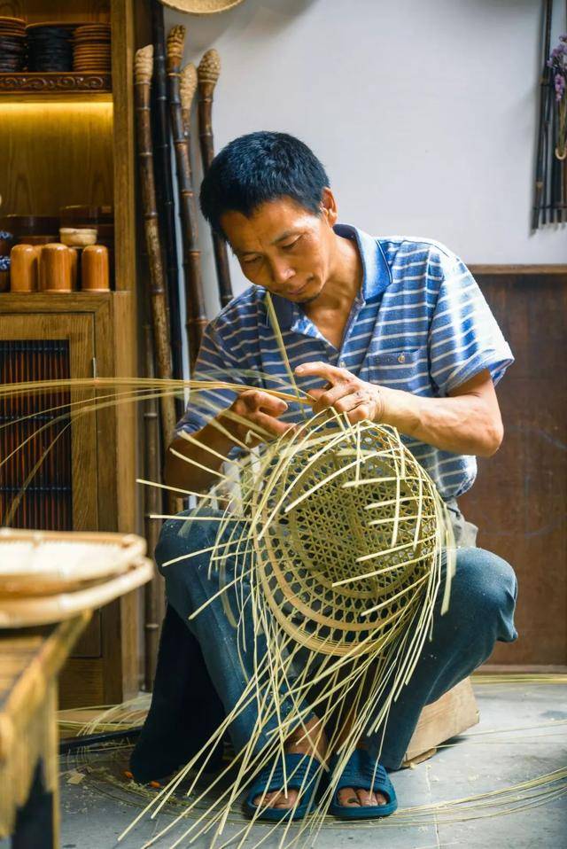 你有见过篾匠用细细的竹条,编织出一方晒匾,一只竹篮来吗?