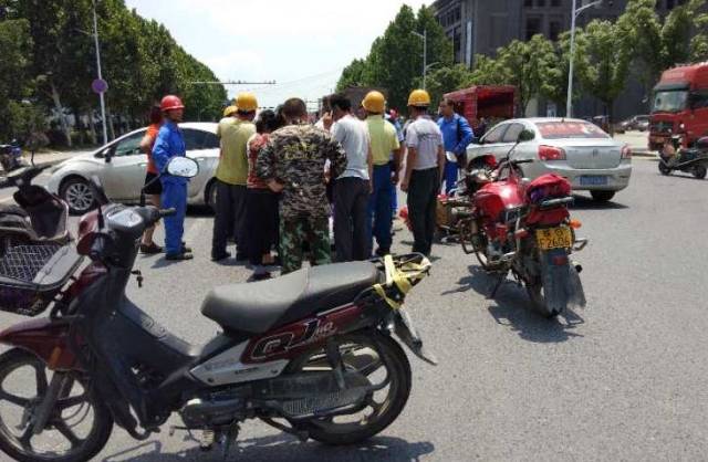 湖口金沙湾今日发生一起交通事故,男子被撞昏迷不醒!