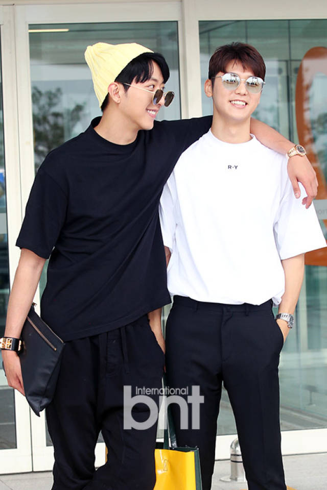 李正信姜敏赫现身机场 赴峇厘岛拍摄画报