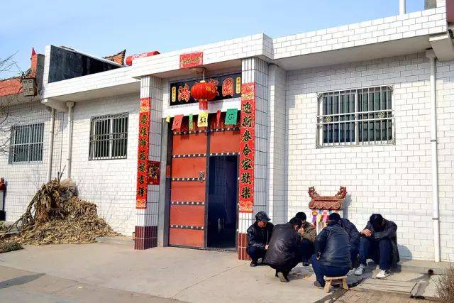 互相串门拉家常的邻居