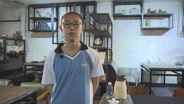 每一位参与的学生都带了一幅自己创作的艺术作品请袁长寿,王文娟两位