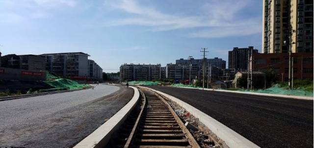 岳陽汴河園路進展:巴陵大橋至楓橋湖路段已半幅通車