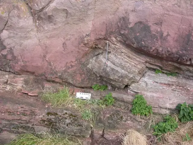 31 32 33 34 35 36 37 直立岩层上覆盖第四纪沉积物 38 上覆火成岩