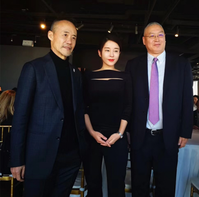 1003环亚女子马球学校创始人,校长罗斌(中)与王石(左)