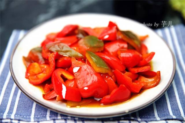 甜椒别炒肉了,教你这么做,酸爽开胃,上桌被疯抢,越吃越苗条!