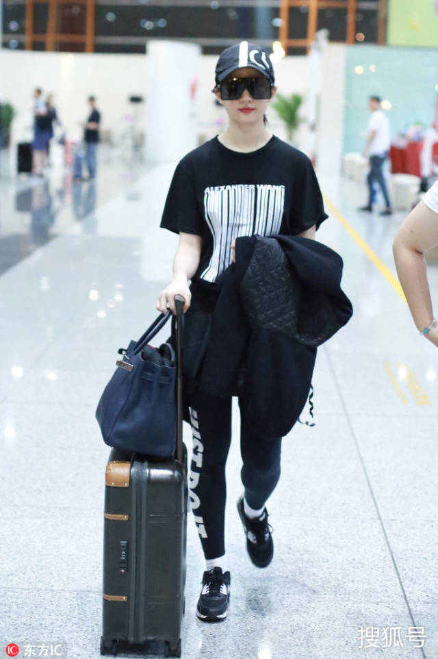 刘亦菲背20万爱马仕赶飞机 一身黑完全不像女明星