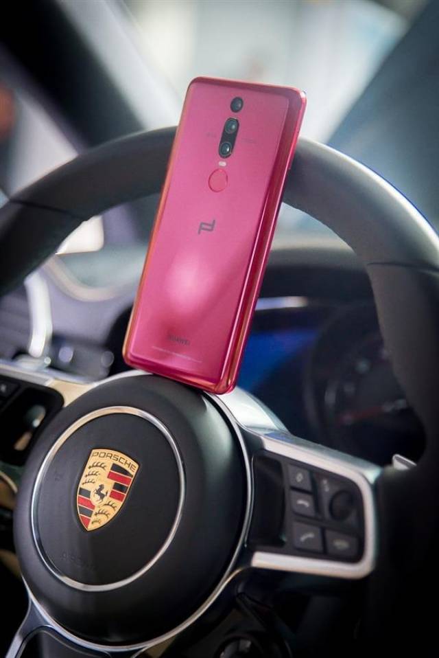 抢先"试驾"保时捷电动超跑 华为maters保时捷设计还能这么玩