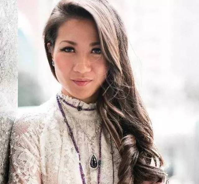 这个亚裔姑娘身高152cm,相貌平平,还是弃儿,却震撼了长腿林立的时尚圈