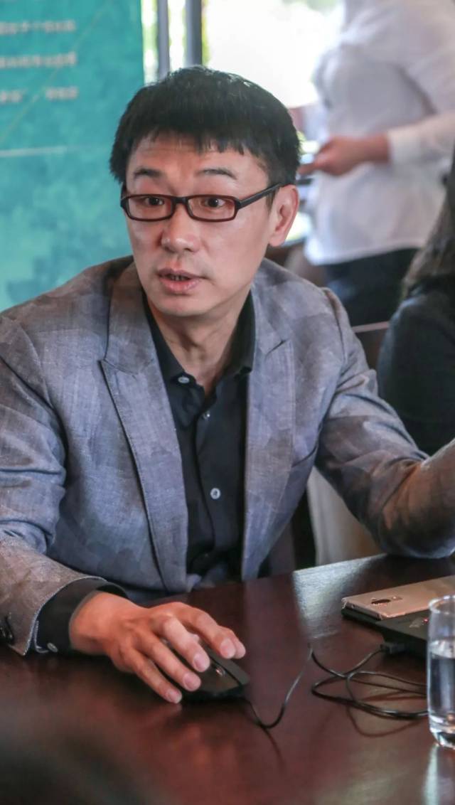 吴巍,上海市特级教师,杨浦区教育局副局长,杨浦区学习办副主任,杨浦区