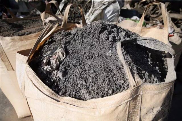 ▼生物质颗粒锅炉产生的炉渣