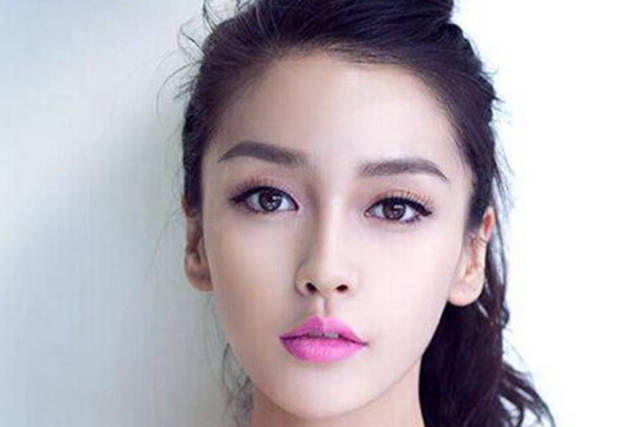 女星拍吻戏用什么道具?杨颖用保鲜膜,万茜用饺