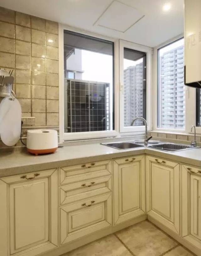 厨房墙地砖同样采用金色美缝剂.