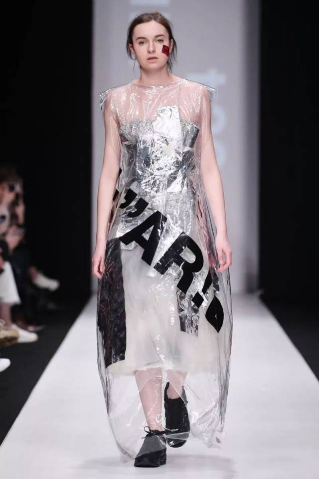 "塑料"当道,席卷所有大牌,被时髦精狂秀的pvc全在这里!