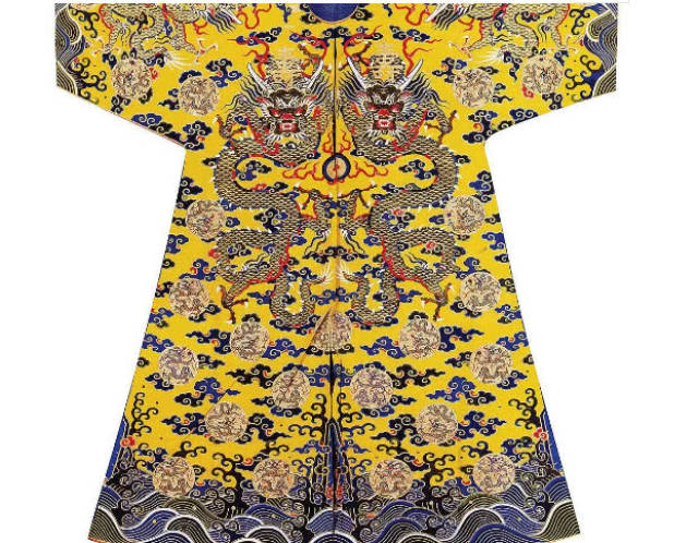 龙袍是皇帝的象征,秦朝和汉朝的龙袍都是黑色的,因为秦朝崇尚水德