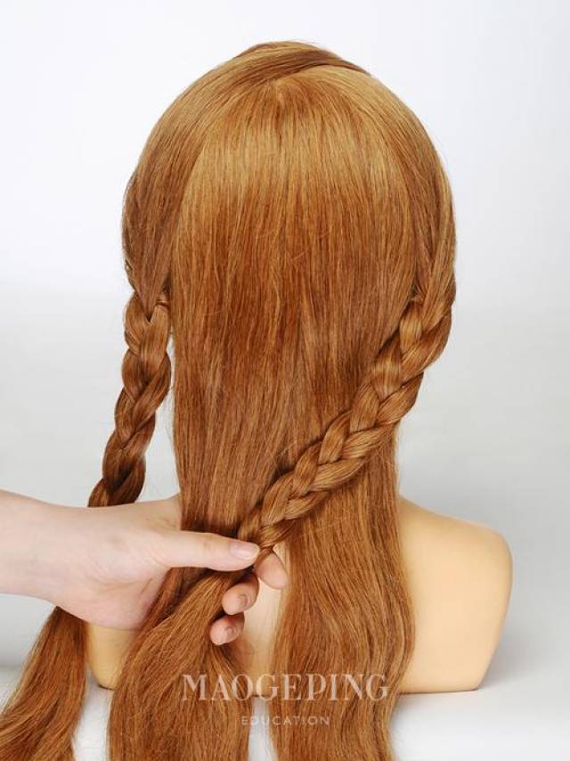 step3:将中间分出的发束再平均分成两份,将右侧编好的麻花辫与中间