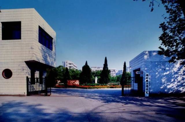 提示:四个字 地点:长江大学文理学院(原荆州师范学院) 曾经,我们走进