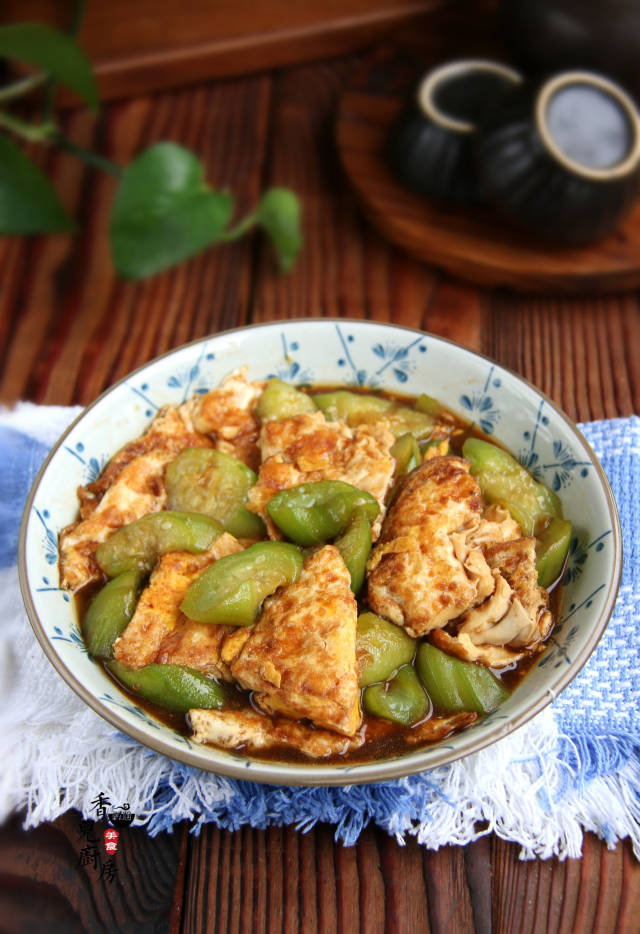 烧这种带有蔬菜的糖醋汁,稍微带有一些酸甜味,味道更好,所以,我选