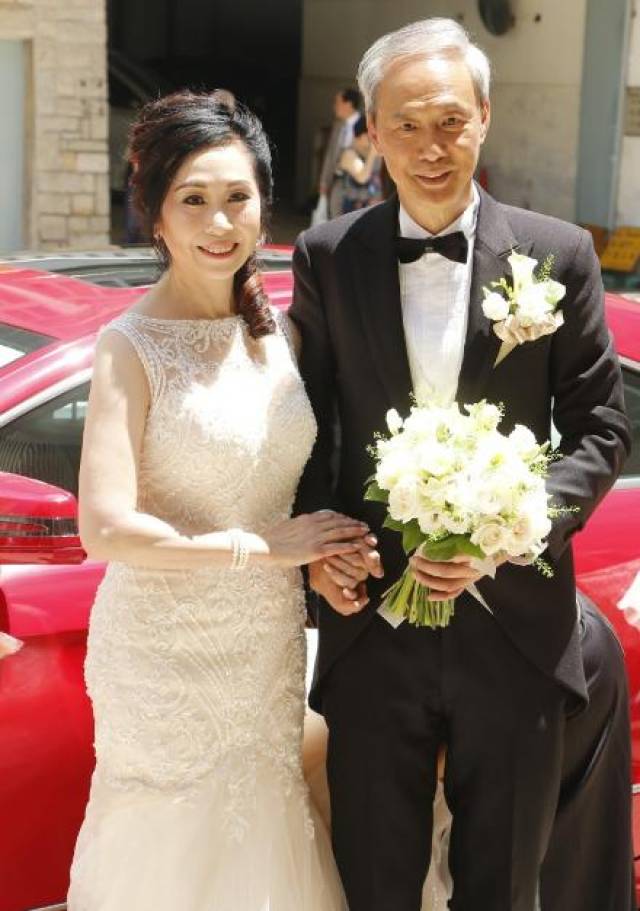 tvb一对老戏骨63岁陈荣峻与58岁吴香伦教堂行礼接受亲友祝福