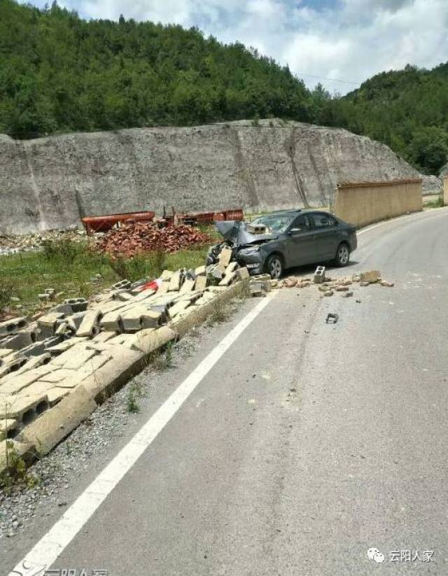 云阳中环路又双叒叕发生车祸;龙缸隧道附近,一辆小车撞上巨石,车头惨