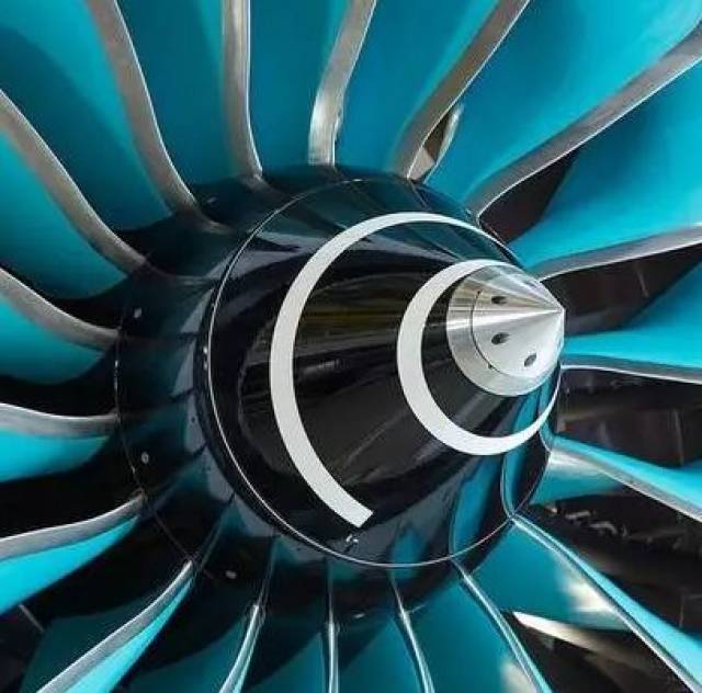 下一代航空大型发动机,其中钛合金空心风扇叶片是罗罗的核心技术之一
