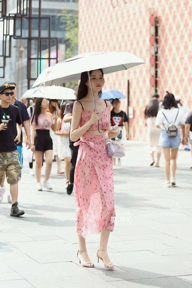 街拍:成都美女的长相和身材,个个都好的不得了!