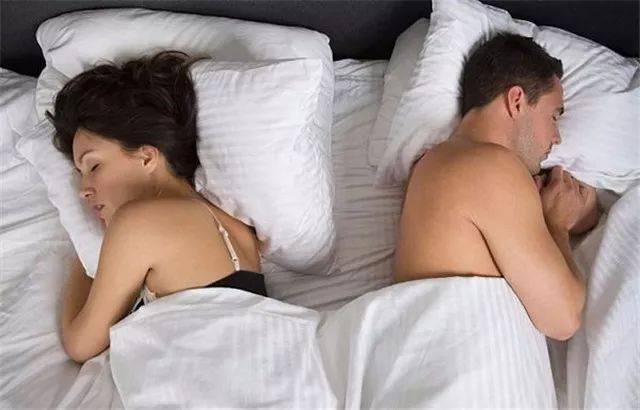 结婚久了,为什么很多夫妻越睡越远,甚至到分床