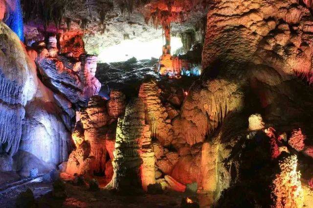 别有洞天,来此游览后的游客称:"乌龙山比黄龙洞还要神奇,堪称天下第一