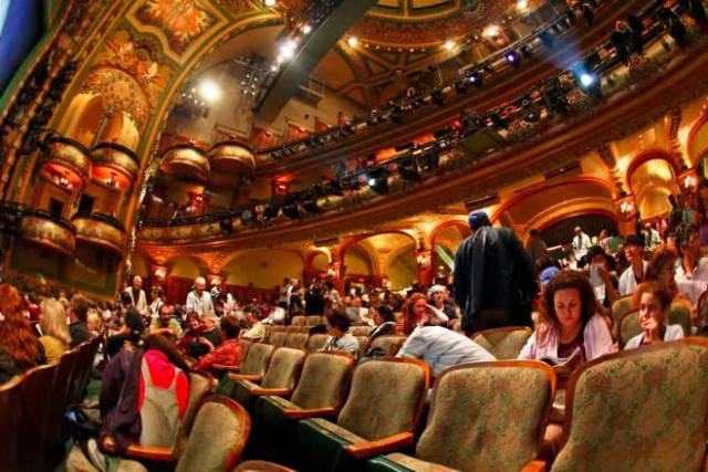 百老汇秀(broadway show)指的是在百老汇剧院(broad theater)演出的