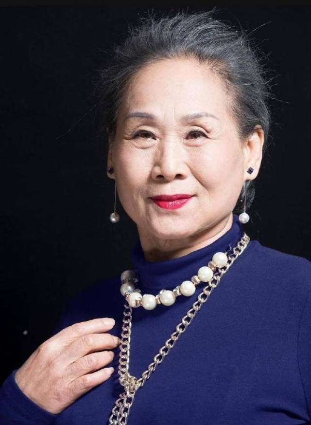 苇青老师之前是一名话剧演员,退休后才正式接触影视圈.