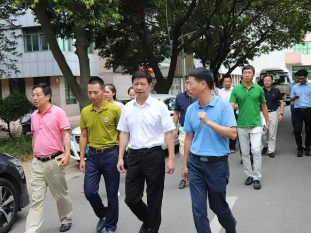 刘文儒书记一行先到季延中学运动场了解项目建设进展情况,施金象校长