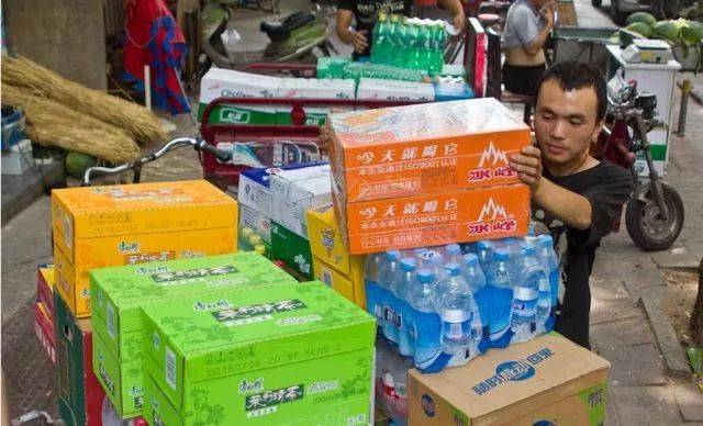 骄阳似火,你在空调屋里吹着空调,我大热天在外送饮料!是因为穷吗?