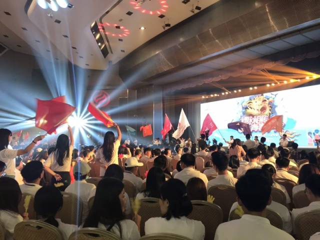 两岸青年在开营仪式上表演