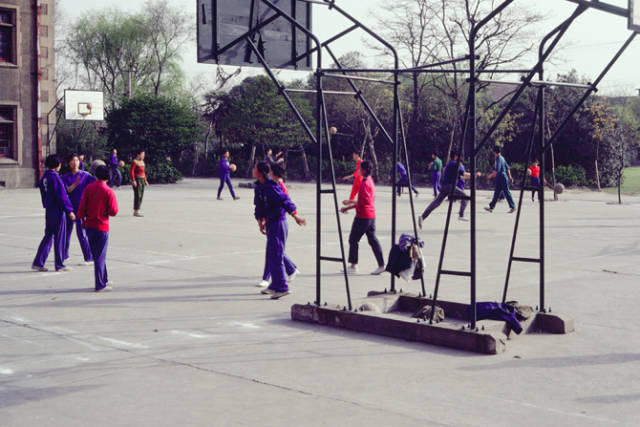 这种简陋的炮式篮球架,是不是很熟悉的感觉?