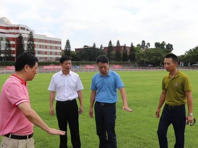 刘文儒书记一行先到季延中学运动场了解项目建设进展情况,施金象校长