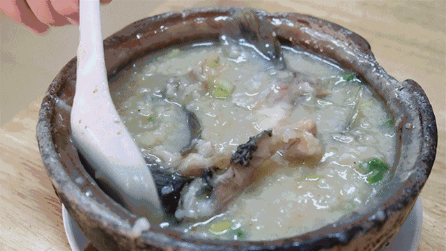 斑鱼粥在一般粥档已经很少出现了 老板却坚持做老味道 开花的粥底配上