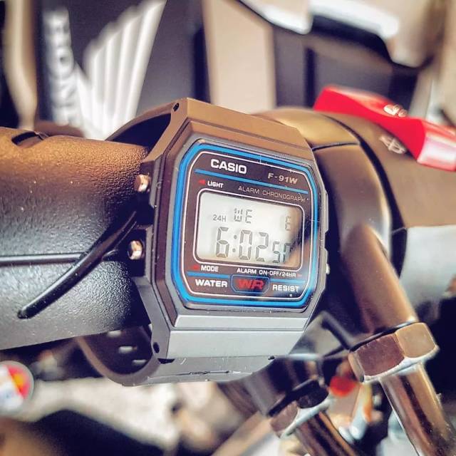 300块的卡西欧这么帅,你还去抢劳力士?