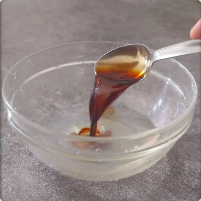 ①将100cc的水,3匙米酒,1匙糖,3匙酱油,1匙番茄酱,1匙蚝油混合搅拌