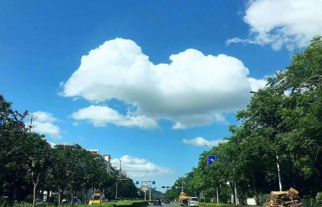 棉花糖一样的白云 是不是很像上去咬上一口呢