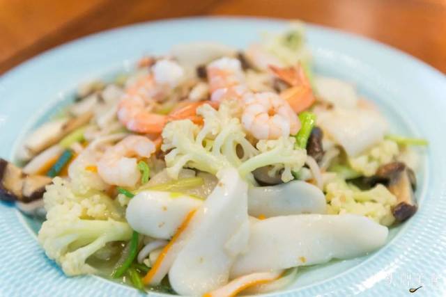 以虾肉,花菜,海鲜菇和白粿为主, 几乎不用什么作料,口感就已经十分