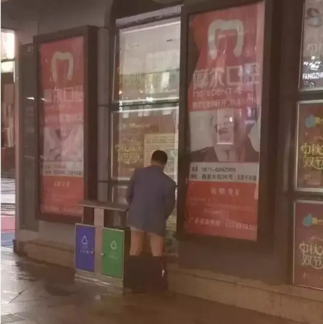 男子全身赤裸,竟在西宁麒麟湾景观坝里.