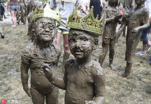 美国举办疯狂泥巴节 3岁男童获封为"泥浆国王"