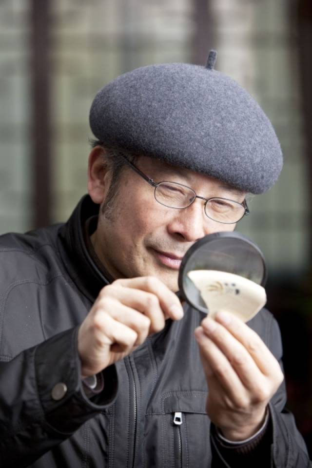 顾风在查看古瓷片