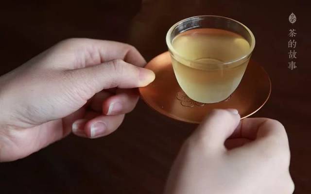 6,避免接觸 主人給客人奉茶或給他人遞茶杯, 都應該一隻手托住杯底,另