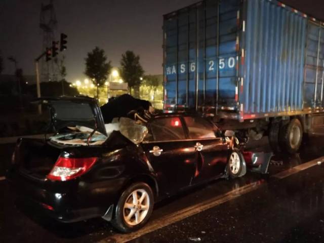 长春四环一起严重车祸,轿车钻进大车底部,司机当场死亡_手机搜狐网