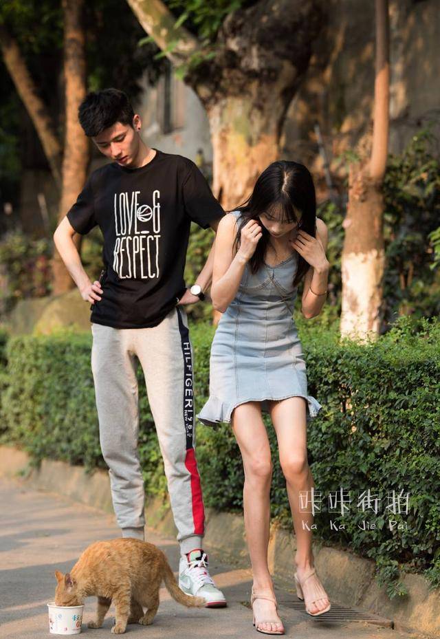 街拍情侣:甜蜜的情侣们,让人羡慕不已!