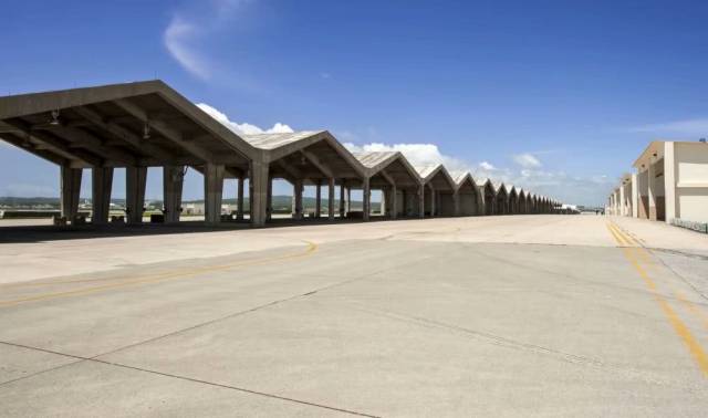 昔日停满各型战机的停机坪空无一物.